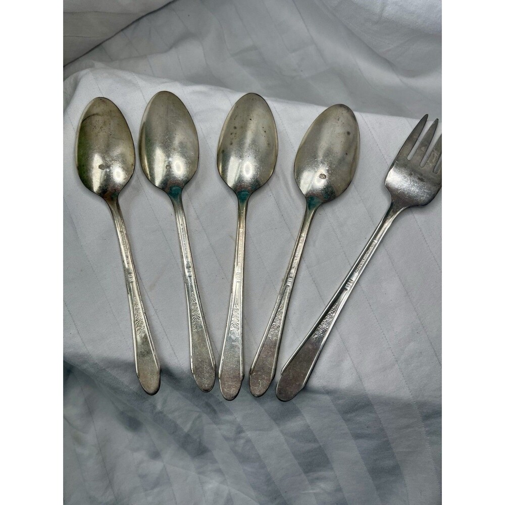 WM Rogers & Son IS- Gardenia Flatware Lot - 4 Spoons and 1 Fork